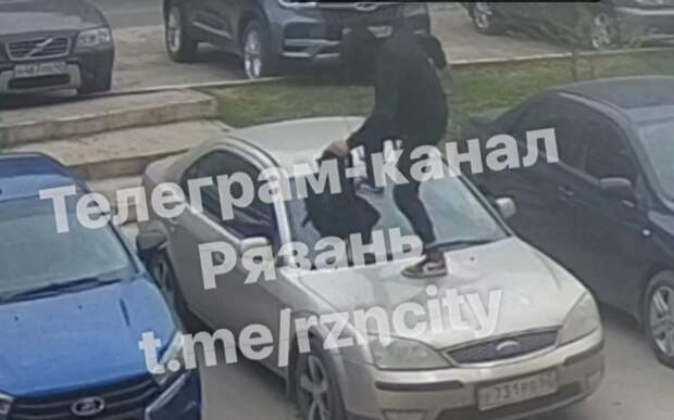 На улице Новосёлов в Рязани неизвестный мужчина разбил стекло машины