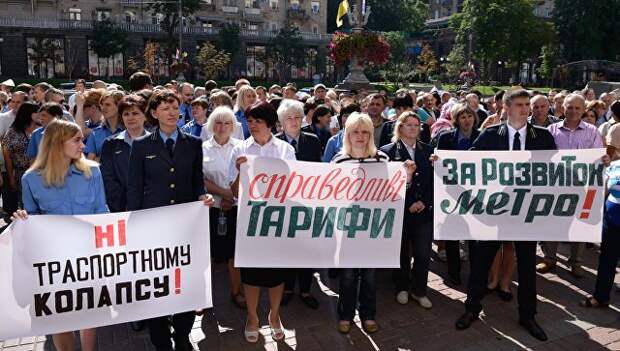 Участники акции против повышения тарифов на городской транспорт, возле Киевской городской администрации. 12 июля 2018