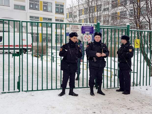 После переговоров мальчика забрали полицейские / Фото: Агентство «Москва»