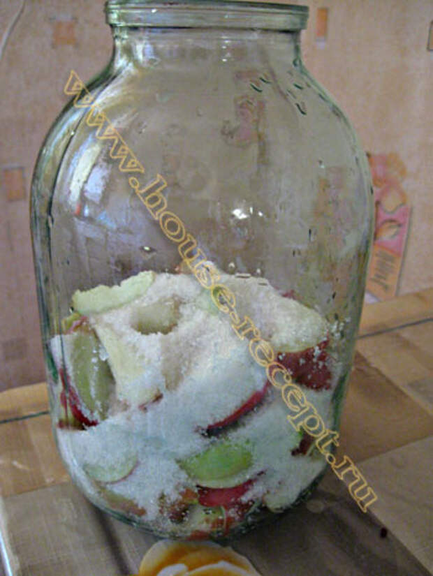 Яблоки сложенные в банку с сахаром