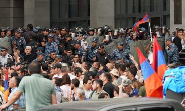 В Ереване начались столкновения полиции с протестующими у здания МИД