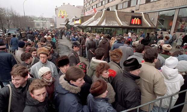 В Екатеринбурге закрылся McDonald"s возле метро "Площадь 1905 года" В Екатеринбурге закрылся McDonald"s возле метро "Площадь 1905 года"