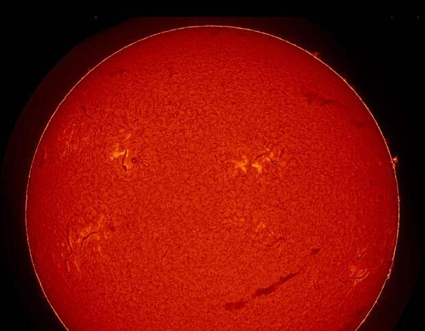 ИКИ РАН: на Солнце появился огромный смайлик, размером 1,5 млн км