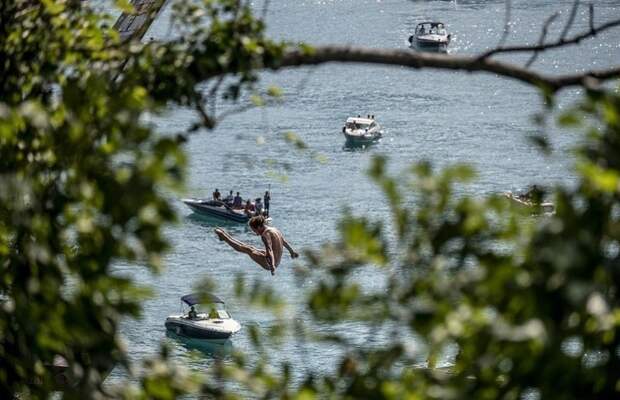 Головокружительный экстрим: прыжки в воду с отвесной скалы