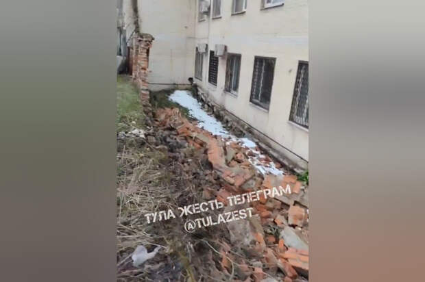 Ветер снёс часть кирпичного забора у Московского вокзала в Туле