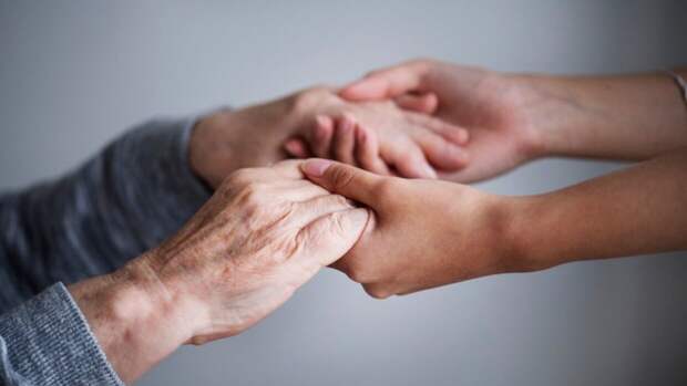 Волонтеры-медики помогают тысячам пенсионеров в условиях самоизоляции