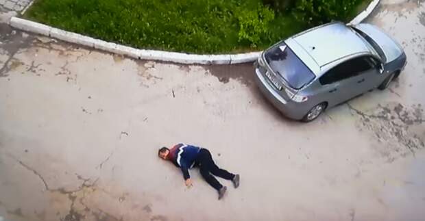 Шокирующие кадры: в Севастополе банда подростков жестоко избивает мужчину