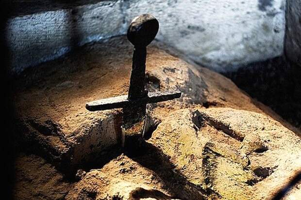 У легендарного меча в камне, оказывается, есть исторический прототип. /Фото: thevintagenews.com