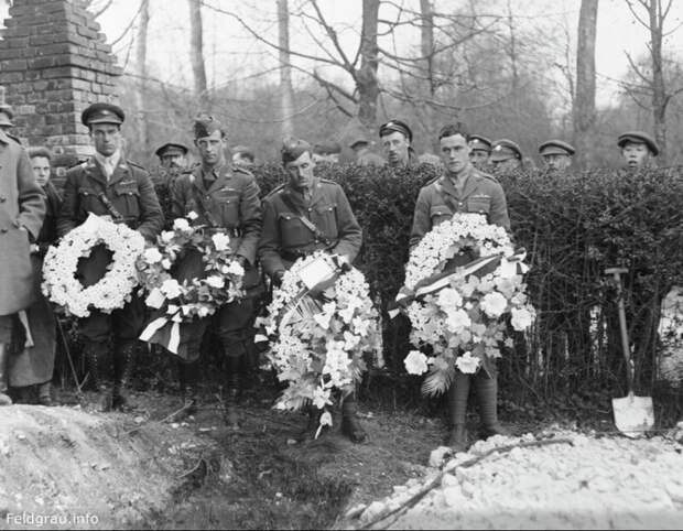 Британские пилоты с венками во время похорон Манфреда фон Рихтгофена, апрель 1918 года. история, люди, фото