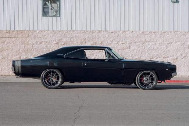Великолепный Dodge Charger 1968 года с современным двигателем HEMI и классической внешностью