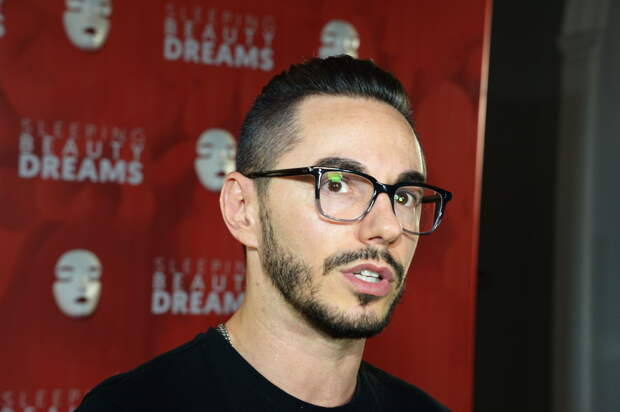 Бросивший жену по телефону российский певец отказался ее содержать