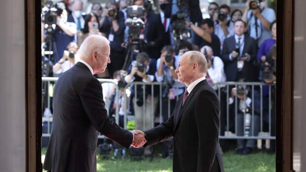 Slate: рейтинг Путина превысил показатели Байдена среди республиканцев США