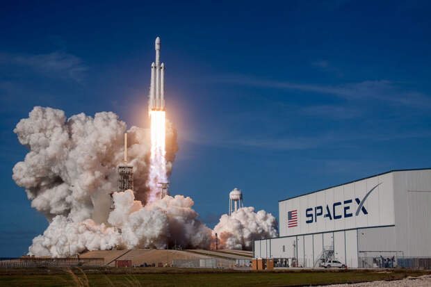 Картинки по запросу Исторический запуск сверхтяжелой Falcon Heavy: фото, видео, итоги
