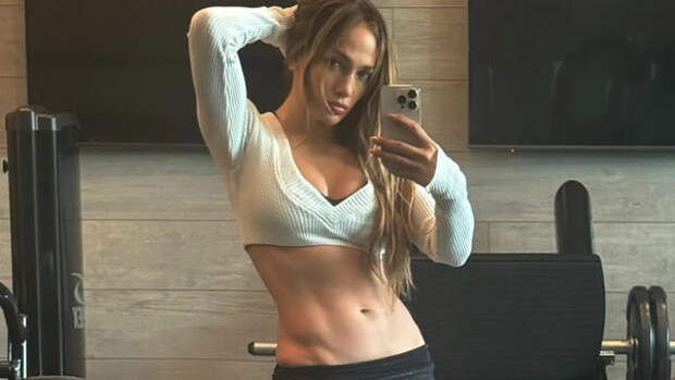 На зависть 25-летним: 56-летняя Дженнифер Лопес похвасталась идеальным прессом