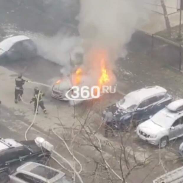 Горящая у здания суда в Москве машина попала на видео