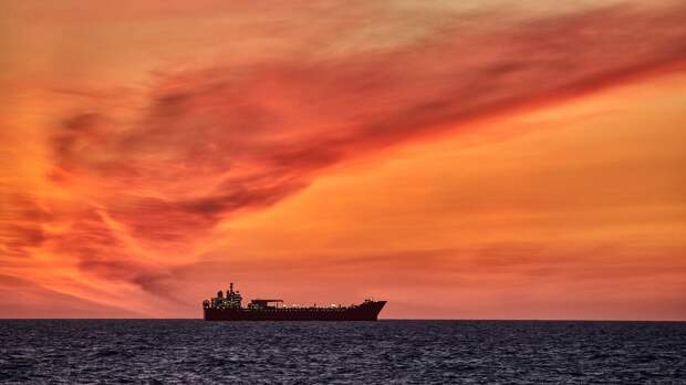 «Зомби-танкер» без управления с россиянами на борту напугал военных НАТО