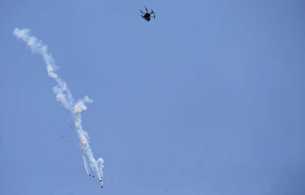 Израильский дрон сбрасывает заряды со слезоточивым газом на палестинцев