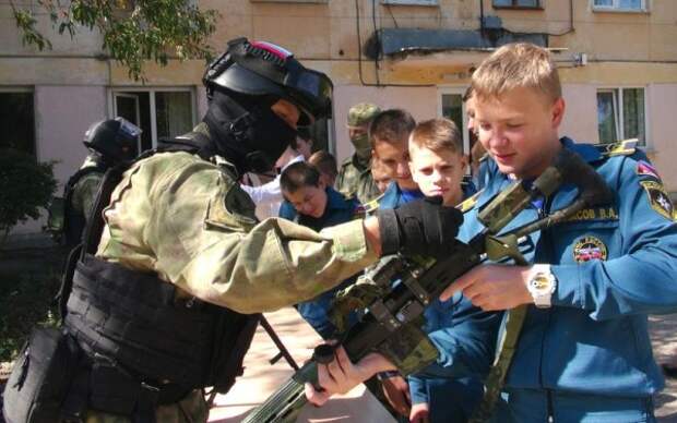 В Севастополе полицейские продолжают проводить со школьниками занятия антинаркотической направленности (ФОТО)