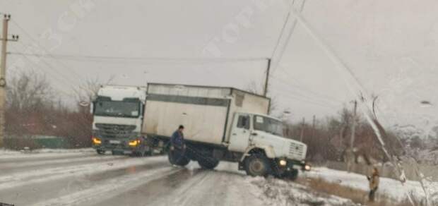 Снежное, развернуло грузовик на дороге