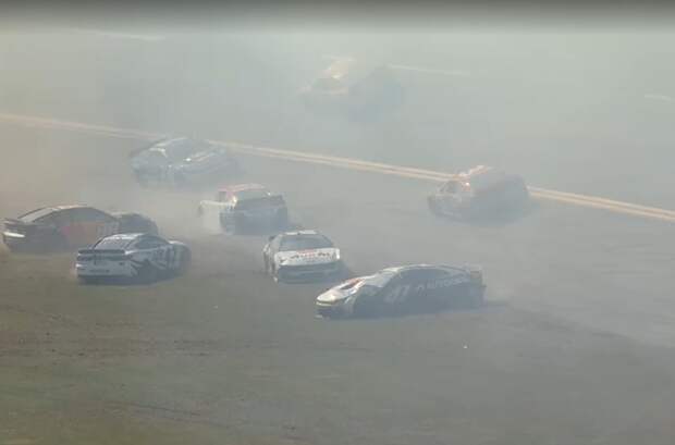 На гонке NASCAR в Алабаме столкнулись почти 30 спорткаров