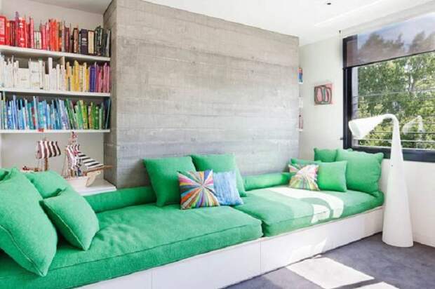 Гостиная с зеленым диваном.