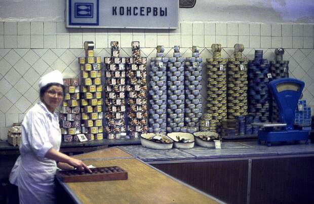 В 90-х наступил кризис, а за ним начался мусорный бум из пакетов, пакетиков и прочих индивидуальных упаковок - символа цивилизации потребления, к которой мы так долго стремились.