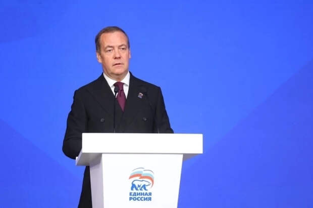 Медведев призвал запастись попкорном и наблюдать за разладом США и Европы