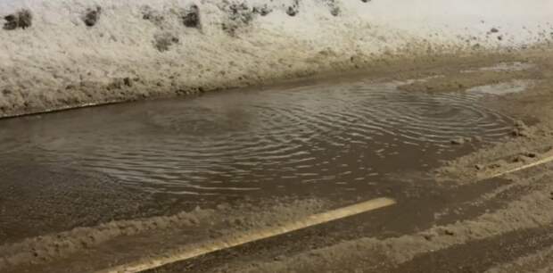 На улице Мира в Люке образовалась течь