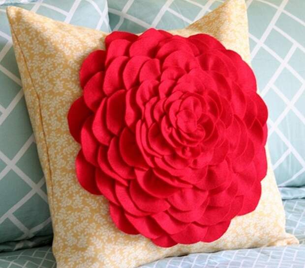 Декоративная подушка с цветком
