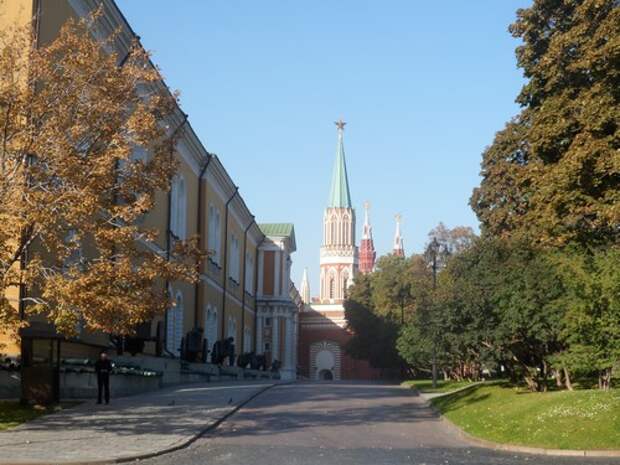 Сенатская площадь и Никольская башня Кремля