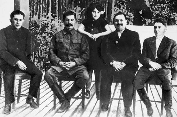 Иосиф Сталин с детьми Василием (слева), Светланой и Яковом (справа), второй справа — Андрей Жданов. 1938 год.