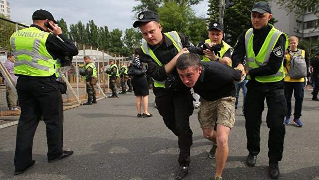Сотрудники правоохранительных органов арестовывают мужчину во время акции Бессмертный полк в Киеве