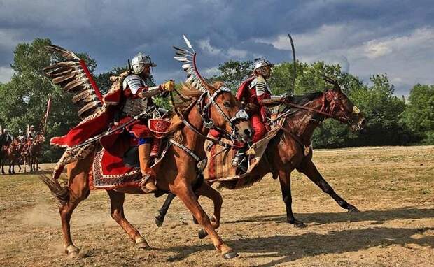 Современная реконструкция внешнего вида польских гусар. /Фото: militaryarms.ru
