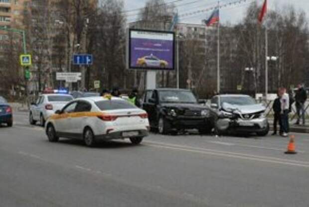 Авария дня. В Подмосковье пьяный водитель устроил лобовое столкновение, скрываясь от полиции