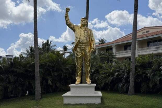 В США установили еще одну статую Трампа - она "очень высокая и очень золотая"