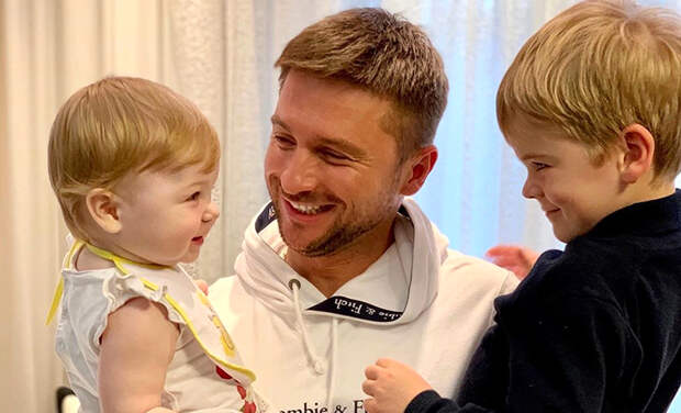 Сергей Лазарев дал откровенное интервью о детях Никите и Ане для новогоднего номера HELLO!