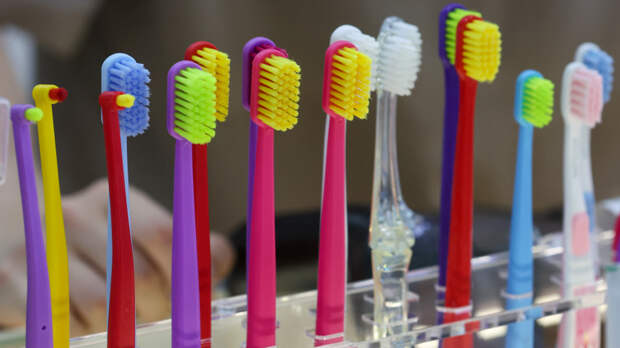 Эмаль желтеет? Стоматолог назвала риски редкой смены зубной щетки