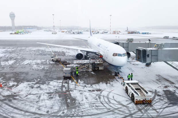 78.ru: самолет застрял в сугробе при выруливании на ВПП в Пулково