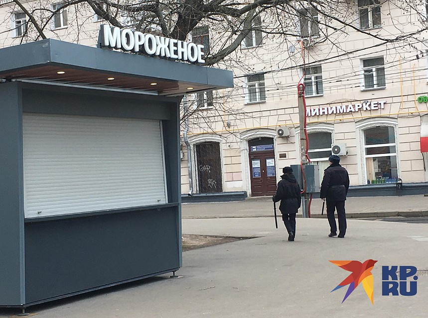 Патрули ходят парами, к прохожим не пристают Фото: Наталья ВАРСЕГОВА