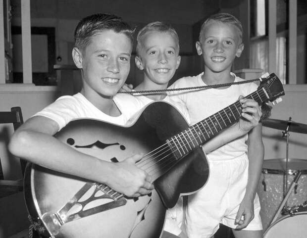 Барри, Робин и Морис Гибб, три молодых брата, которые сформируют «Би Джис» всего через четыре года после того, как эта фотография была сделана в 1956 году .  история, люди, фото