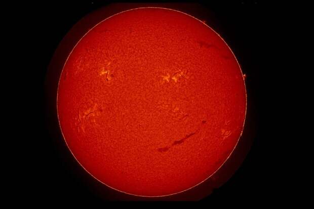 «Скорее добрый, чем злой»: огромный смайлик сформировался на Солнце