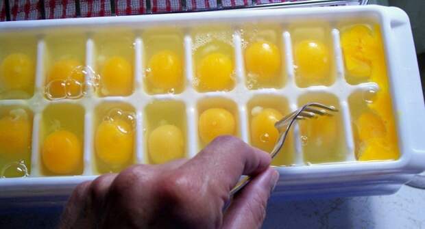 Разбейте яйца в большие формы для льда. / Фото: skazki-narodov.ru