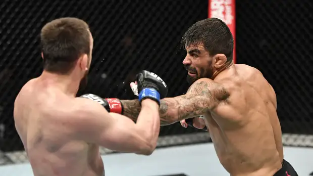 Российский боец Салихов победил бразильца Залески на UFC 251