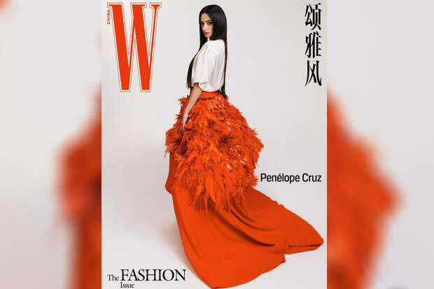 Актриса Пенелопа Крус в юбке с перьями и блузе снялась для глянца