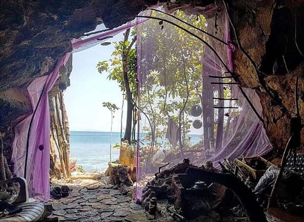 Таец, живущий в пещере, хвастается фотографиям туристок, которых ему удаётся завлечь в своё логово в мире, история, люди, пещерв, таец, туристка