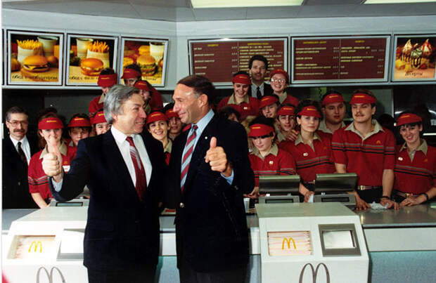 Эпические фото о том, как в Москве в 1990 году открылся первый McDonald’s