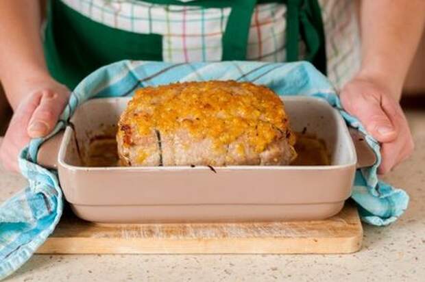 Праздничный рулет из свинины с куриным филе. Этап: 12