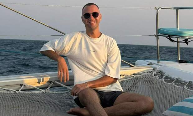 Почему все ставят на аватар фото парня из Новосибирска: мужчина стать мемом за несколько дней