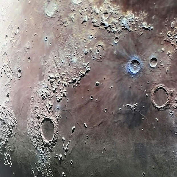 Фрагмент поверхности Луны.