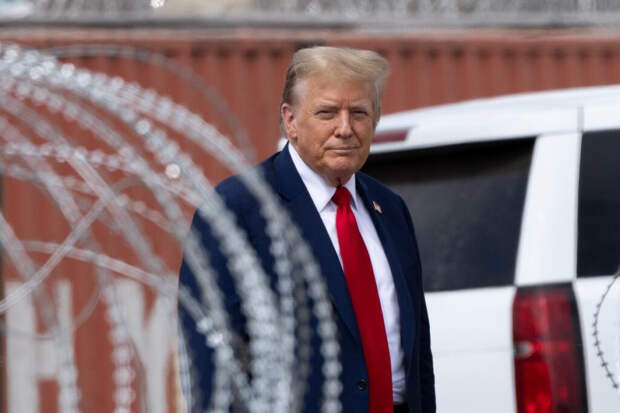 Песков назвал подход Трампа к политике решением «через коленку»